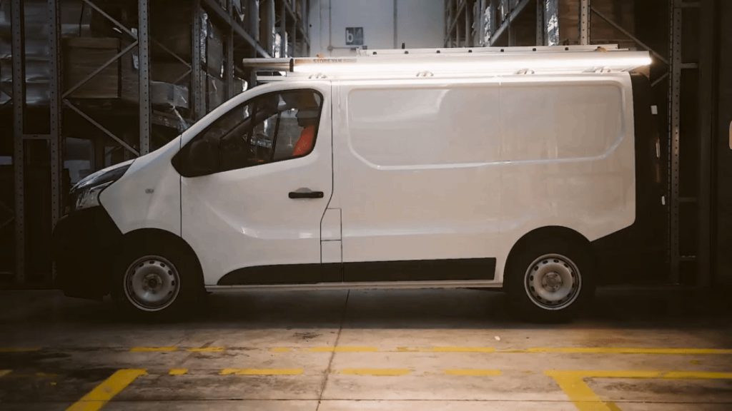 Daktransport op een bestelwagen