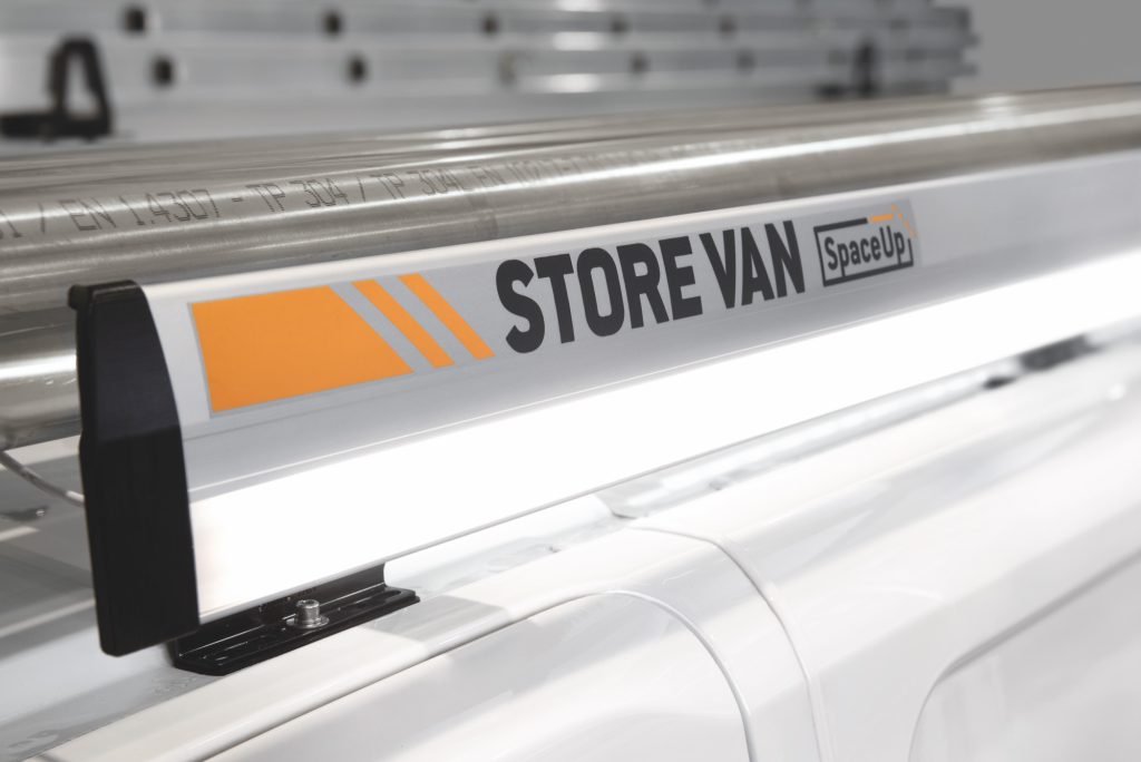 Daktransport op een bestelwagen: led verlichting aan