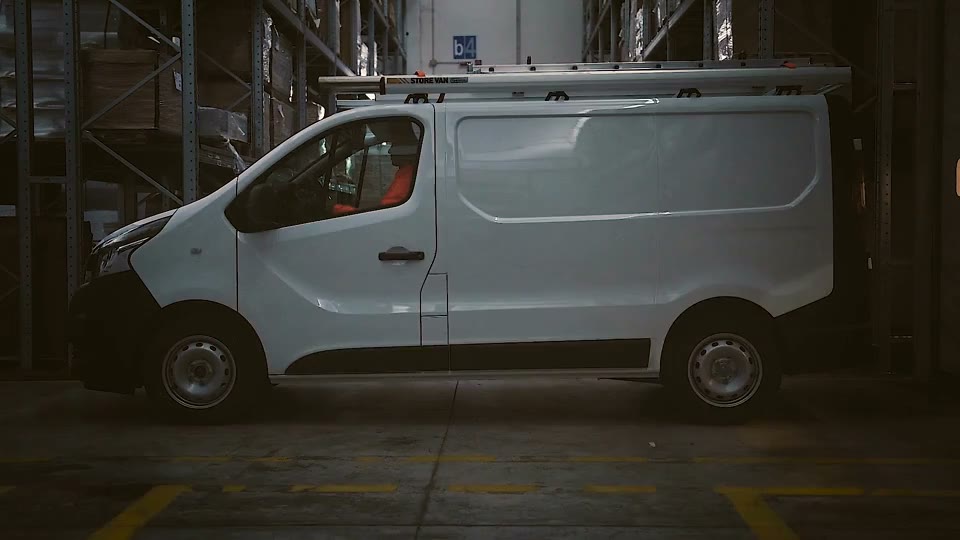 Een bestelwagen in het donker met de LED-verlichting van de SpaceUp-dakdrager aan