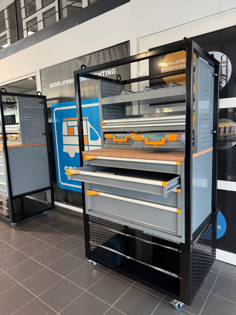 Mobiele werkbank in een bestelwagen