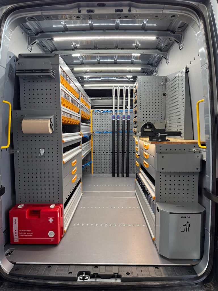 Modules en kasten in een bestelwageninrichting