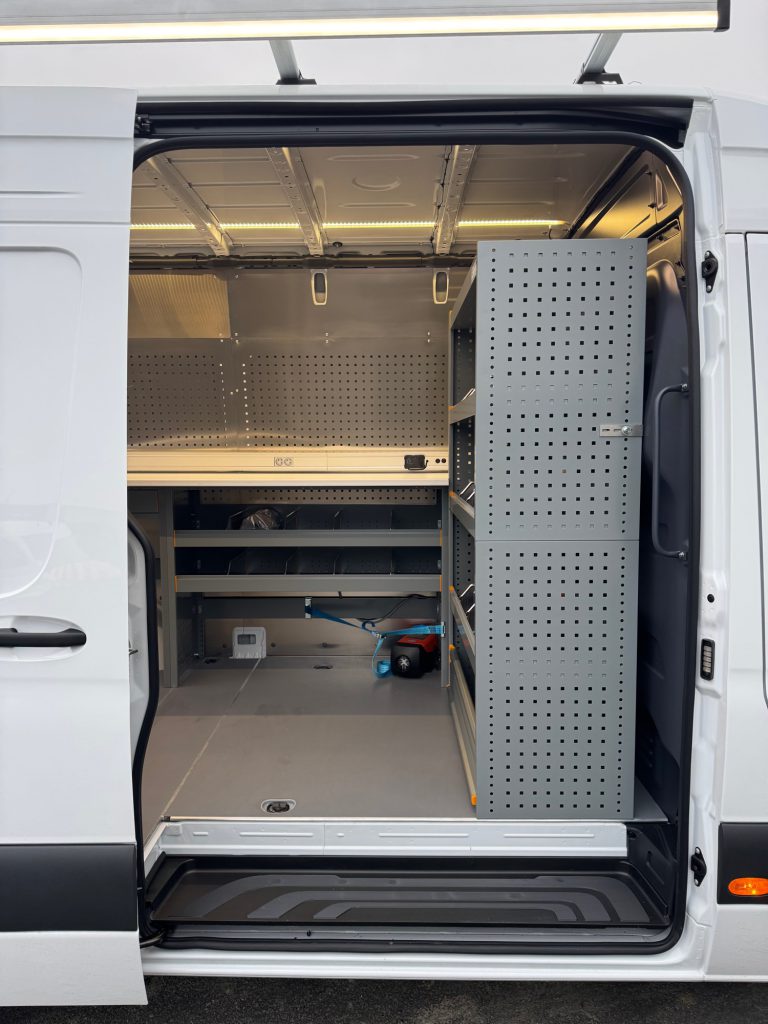 Realisatie Fiberlas-voertuig CasVos — bedrijfswageninrichting op maat