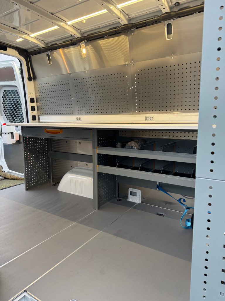 Realisatie fiberlas voertuig CasVos, bedrijfswageninrichting