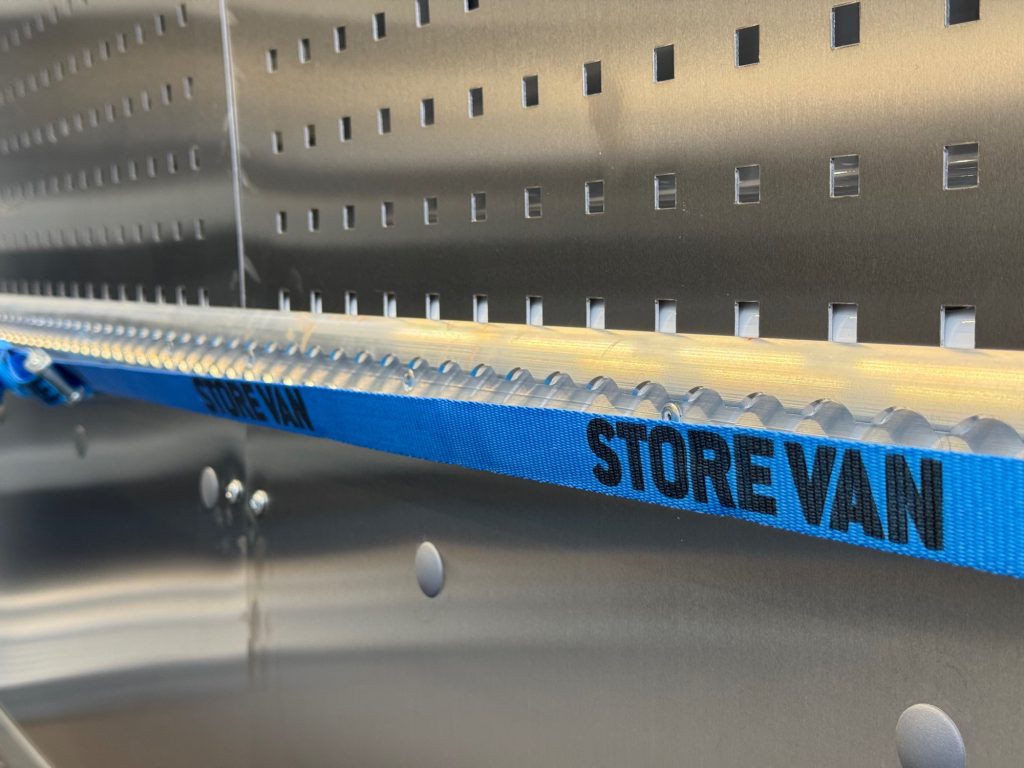 Realisatie fiberlas voertuig CasVos, bedrijfswageninrichting