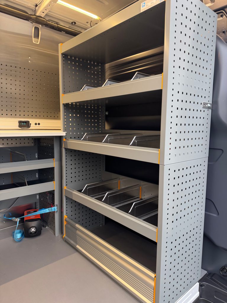 Realisatie fiberlas voertuig CasVos, bedrijfswageninrichting