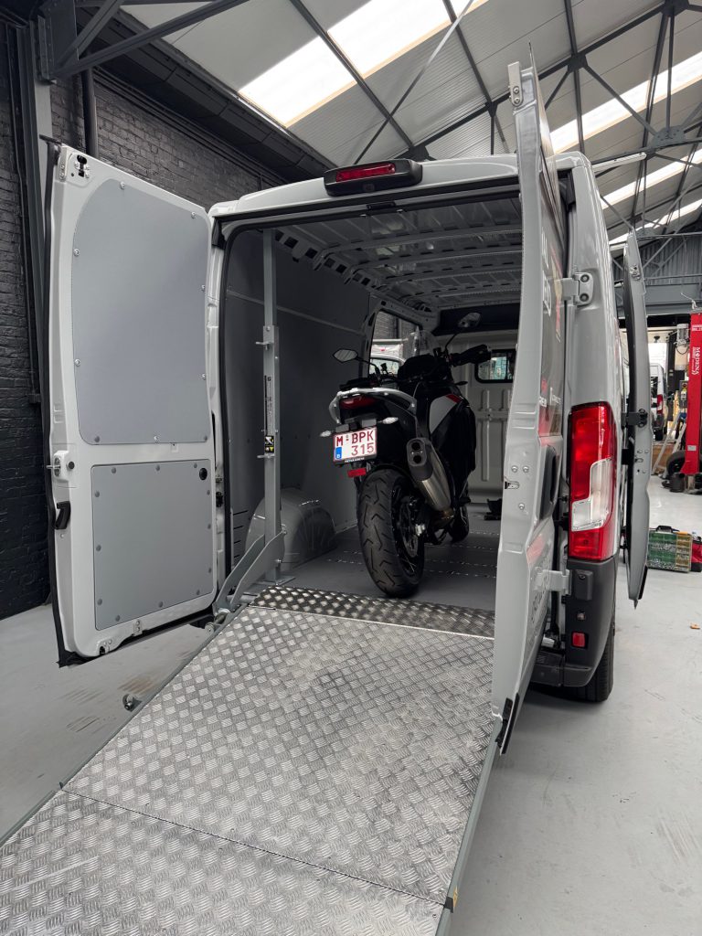 Realisatie moto vervoer, bedrijfswageninrichting