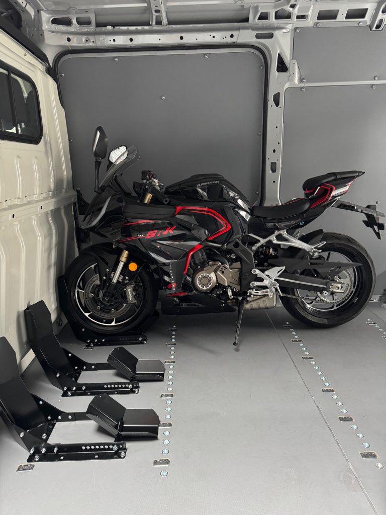 Realisatie moto vervoer, bedrijfswageninrichting