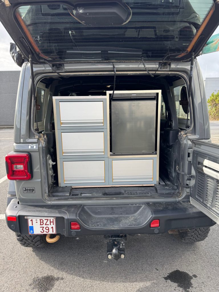 Realisatie Survival, bedrijfswageninrichting