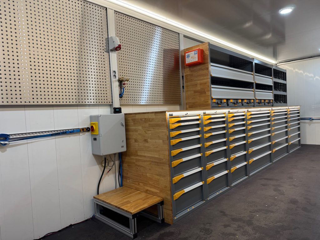 Realisatie Vrachtwageninrichting — bedrijfswageninrichting op maat