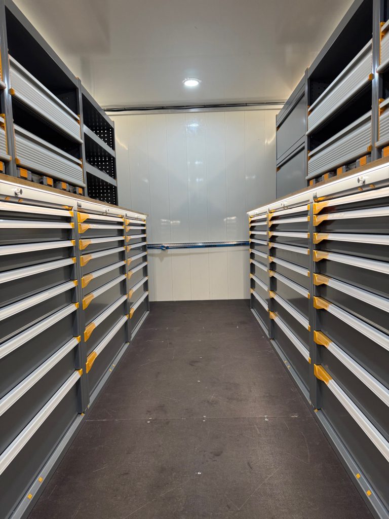 Realisatie vrachtwageninrichting, bedrijfswageninrichting