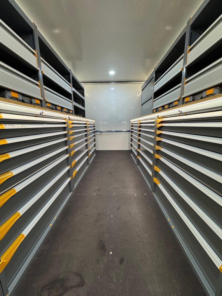 Realisatie vrachtwageninrichting, bedrijfswageninrichting
