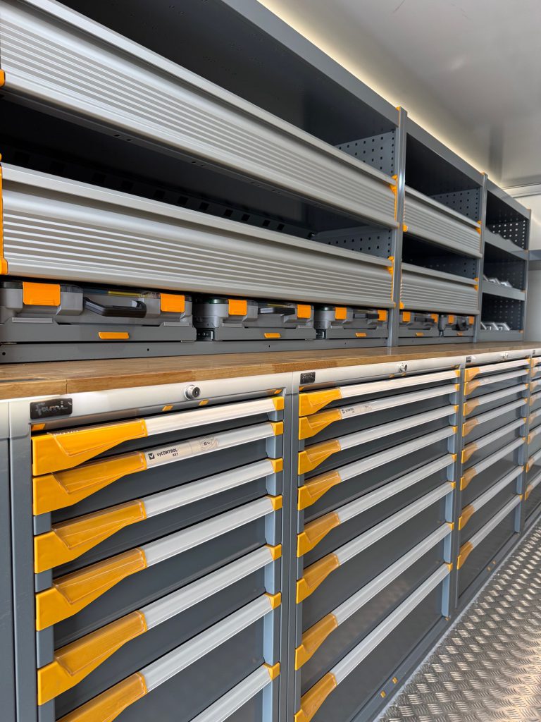 Realisatie vrachtwageninrichting, bedrijfswageninrichting