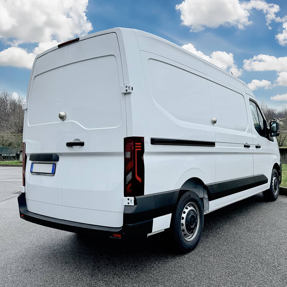Veiligheidssloten van UFO gemonteerd op de achterdeur en de zijschuifdeur van een witte bestelwagen