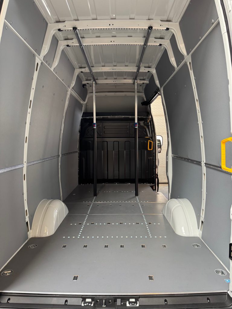 Vloer en wandbekleding in een bestelwagen